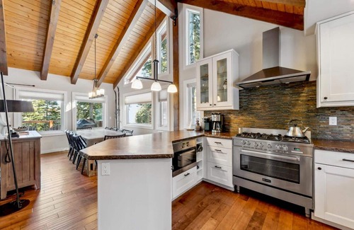Kingswood Estates Cabin | The Treehouse: Hot Tub, New Remodel, EV Charger, 3 King Beds, 2 En Suites