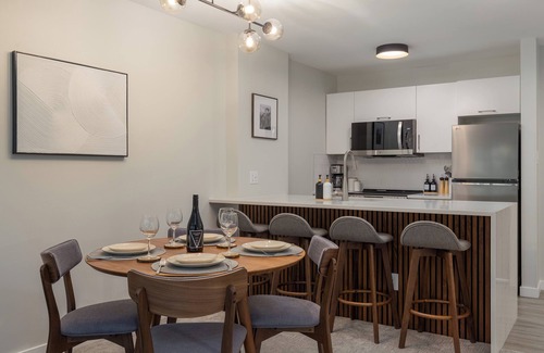 Blackcomb Condo | ❄︎The Treehouse❄︎ New Top Floor 1 BR Ski in/out - 3 Hot Tubs & Pool | The Aspens