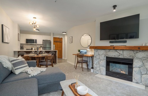 Blackcomb Condo | ❄︎The Treehouse❄︎ New Top Floor 1 BR Ski in/out - 3 Hot Tubs & Pool | The Aspens