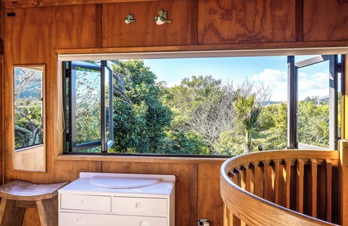 Oneroa House | The Treehouse - soak in the private hot spa pool under the stars!