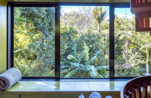 Oneroa House | The Treehouse - soak in the private hot spa pool under the stars!