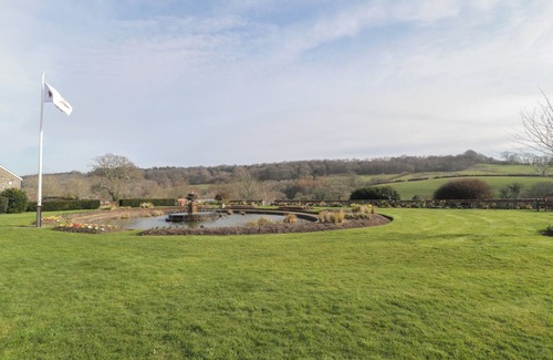 Ebford Cottage | THE TREETOP NOOK AT HARCOMBE HOUSE, romantic, with pool in Chudleigh