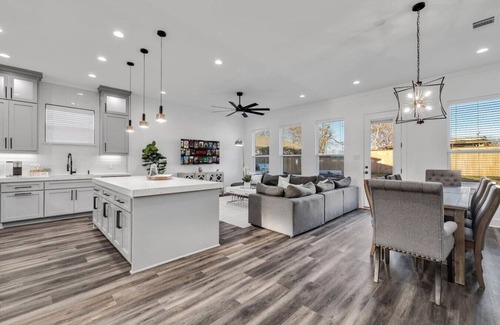 West Dallas House | The Trinity | Hot Tub/Pool/Arcade/10 min Downtown