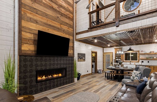 Broken Bow Cabin | The Trinity Retreat - Loft, Game Room, Pool Table, Hot Tub, FREE Firewood!