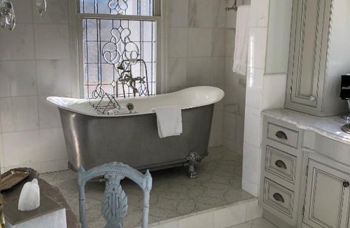 Covington Hotel | The Twelve Oaks Bed & Breakfast