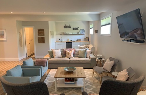 Wellington House | The Twelve PEC | Summer Getaway in the Heart of Wellington