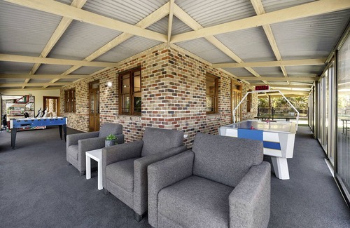 Advancetown House | The ultimate family entertainer