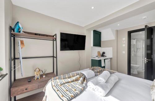 Shacklewell Apartment | The Ultimate Hangout Spot: Modern Studio