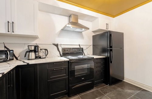 Ahuntsic Apartment | The Unforgettable | Metro | AC | TV | Renovated
