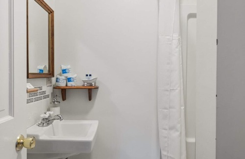 Bread Loaf Hotel | The Upper Suites at Chipman Inn- 5 min to Middlebury College's Rikert Outdoor Center
