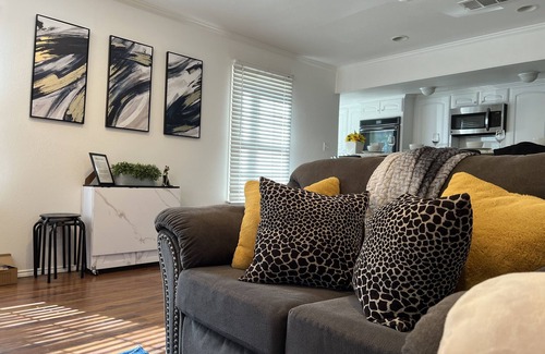 Uptown House | THE UPTOWN BUNGALOW-COVERED PARKING-Walkable Historic Neighborhood-PET FRIENDLY!