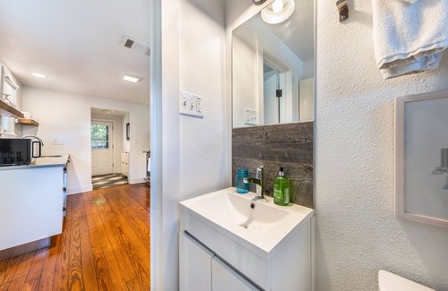 Travis Heights Cottage | The Urban Canopy - Parking - Walk to SoCo - NEW