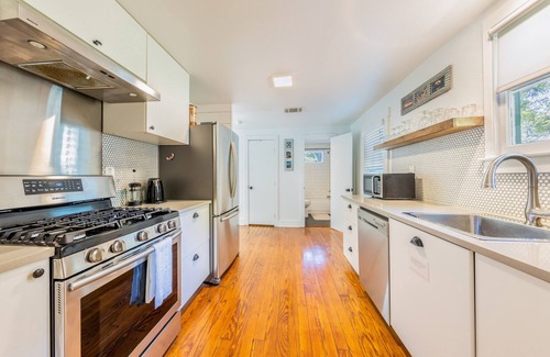 Travis Heights Cottage | The Urban Canopy - Parking - Walk to SoCo - NEW