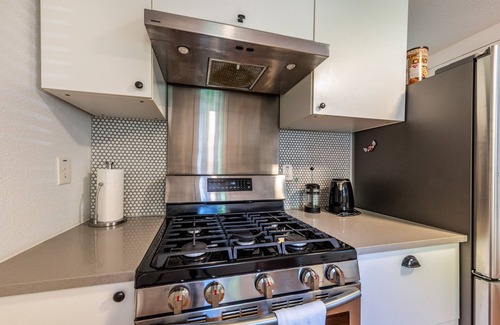 Travis Heights Cottage | The Urban Canopy - Parking - Walk to SoCo - NEW
