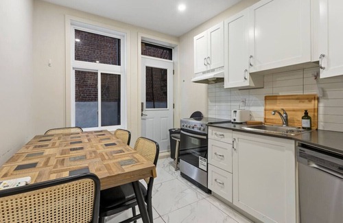 Cote-Des-Neiges—Notre-Dame-De-Grace Apartment | The Urban Retreat | Trendy 3BR in NDG