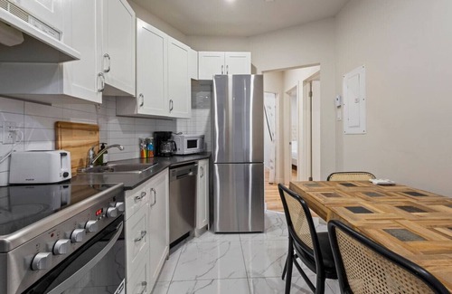 Cote-Des-Neiges—Notre-Dame-De-Grace Apartment | The Urban Retreat | Trendy 3BR in NDG