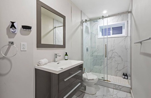 Cote-Des-Neiges—Notre-Dame-De-Grace Apartment | The Urban Retreat | Trendy 3BR in NDG