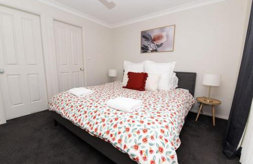 Calare House | The Valerie Gardens - Homely & Cosy, Sleeps 11
