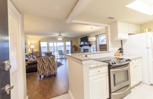Lake Hamilton Condo | "The Veranda" Lake Hamilton Retreat for 6: Great sunsets and fireworks views!