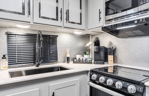Martinez House | The Vibe -Modern Camper - Walk to Downtown