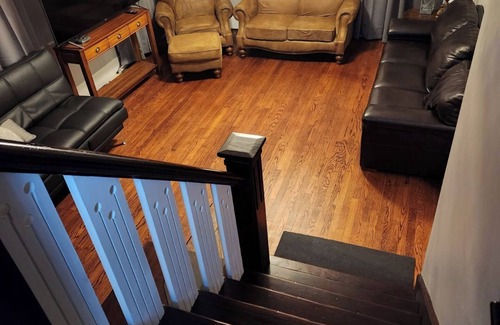 Springfield House | "The Vicky" A warm spacious 6-bedroom home in Springfield's Historic District!