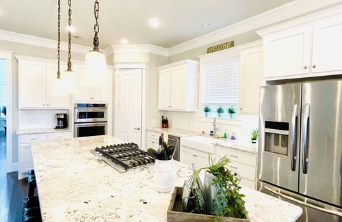 McKinney House | The Victorian-2 Min Walk to Historic Downtown McKinney + Game Room