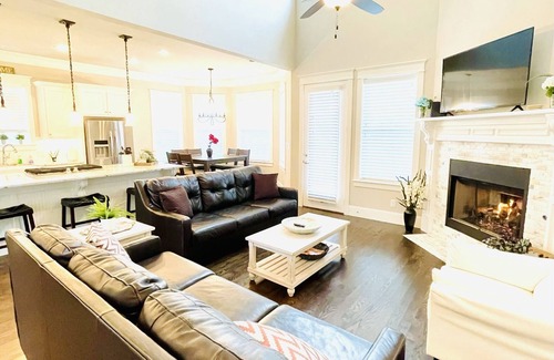 McKinney House | The Victorian-2 Min Walk to Historic Downtown McKinney + Game Room