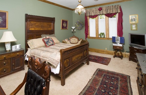 Bellevue Bed & Breakfast | The Victorian Tudor Inn