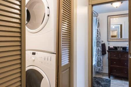 Anacostia House | The View in DC, Elegant, King Bed, Parking & Privacy