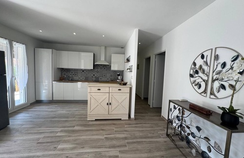 Florensac Villa | The "Villa Maeva" sleeps 6, has a swimming pool, parking and garage 15 minutes from the beach.