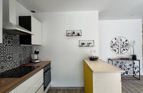 Florensac Villa | The "Villa Maeva" sleeps 6, has a swimming pool, parking and garage 15 minutes from the beach.