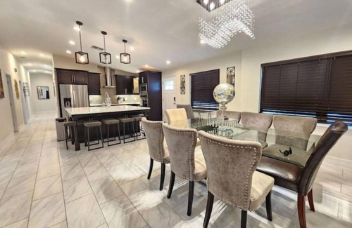 College Park House | The Villa Orlando@College Park. Sleeps16.