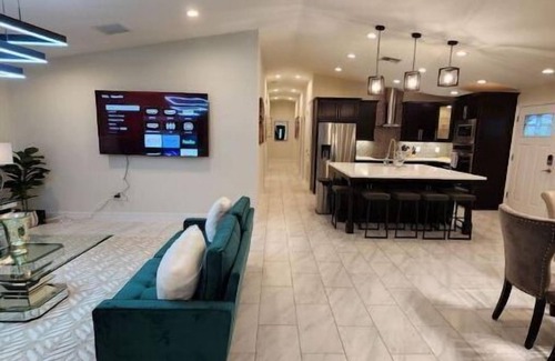 College Park House | The Villa Orlando@College Park. Sleeps16.