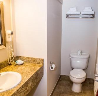 Lakefield Hotel | The Village Inn of Lakefield