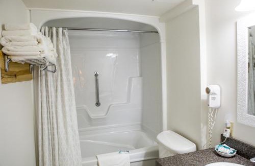 Lakefield Hotel | The Village Inn of Lakefield