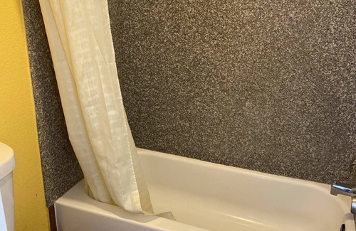 Denham Springs Hotel | The Village Inn