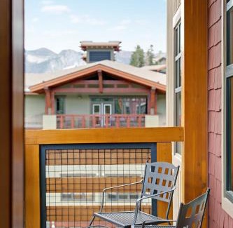 Mammoth Lakes Resort | The Village Lodge
