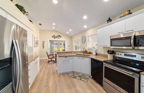 Del Mar House | The Villages! 2 Squares!-Pool access -Free Wifi-All Amenities-Shopping galore!