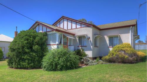 Stanthorpe Hotel | The Vines Motel & Cottages