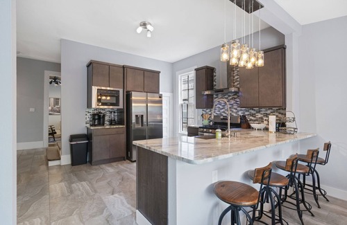 Government Hill House | The Vintage Pearl - 5BR Unique Home by the Pearl