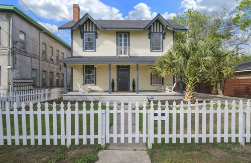 Government Hill House | The Vintage Pearl - 5BR Unique Home by the Pearl