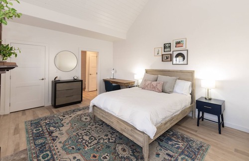 Uvalde Bed & Breakfast | The Vintage Room - Benson Guest House