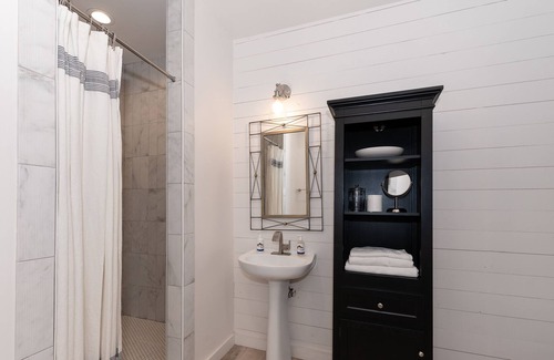 Uvalde Bed & Breakfast | The Vintage Room - Benson Guest House
