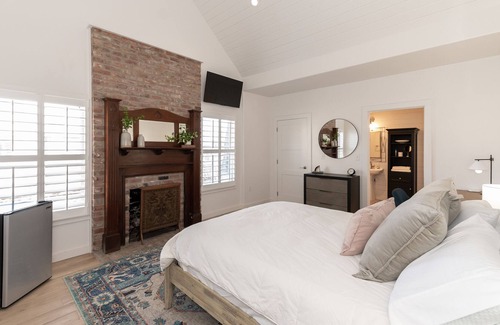 Uvalde Bed & Breakfast | The Vintage Room - Benson Guest House