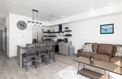 Stockton House | The Voyager at Lake Town Estates. 10 minutes from Stockton Lake!