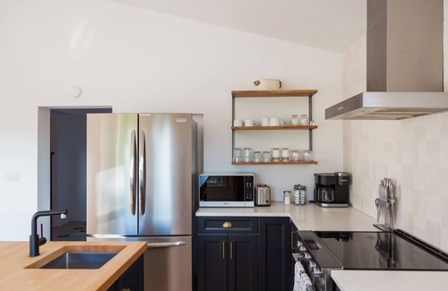 Ameliasburgh House | The Vue in PEC - Hot Tub & Steps to the Lake