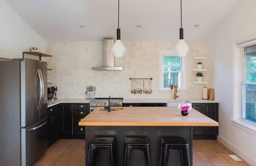 Ameliasburgh House | The Vue - Nestled by Roblin's Lake with a Hot Tub