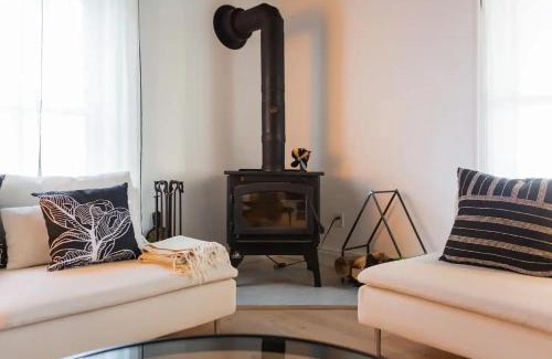 Ameliasburgh House | The Vue - Nestled by Roblin's Lake with a Hot Tub