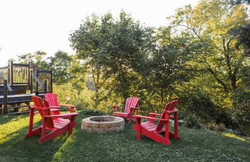 Ameliasburgh House | The Vue - Nestled by Roblin's Lake with a Hot Tub