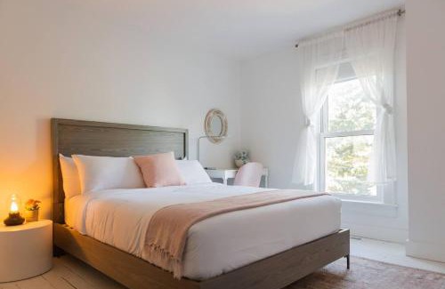 Ameliasburgh House | The Vue - Nestled by Roblin's Lake with a Hot Tub